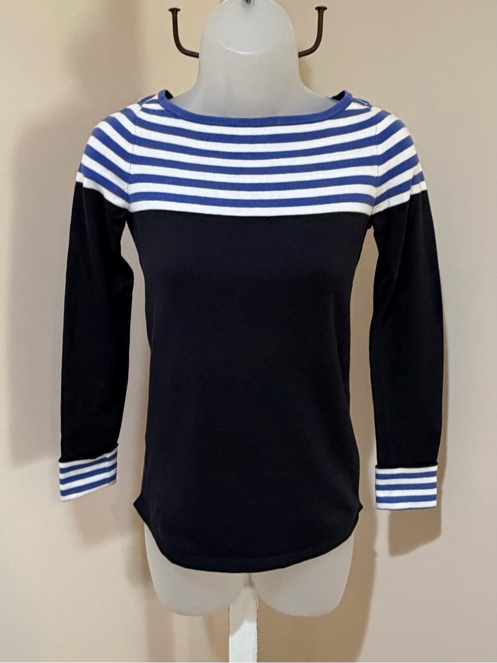 GENTLY USED LILLY PULITZER MARIA STRIPED
BOATNECK SWEATER SIZE XS
